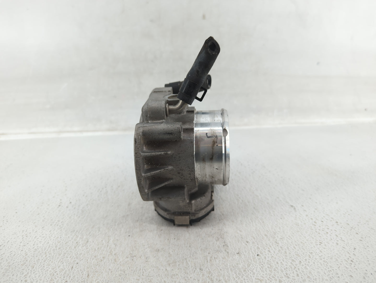 2011-2014 Hyundai Sonata Throttle Body P/N:35100-2G700 Fits Fits 2011 2012 2013 2014 2015 2016 OEM Used Auto Parts - Oemused