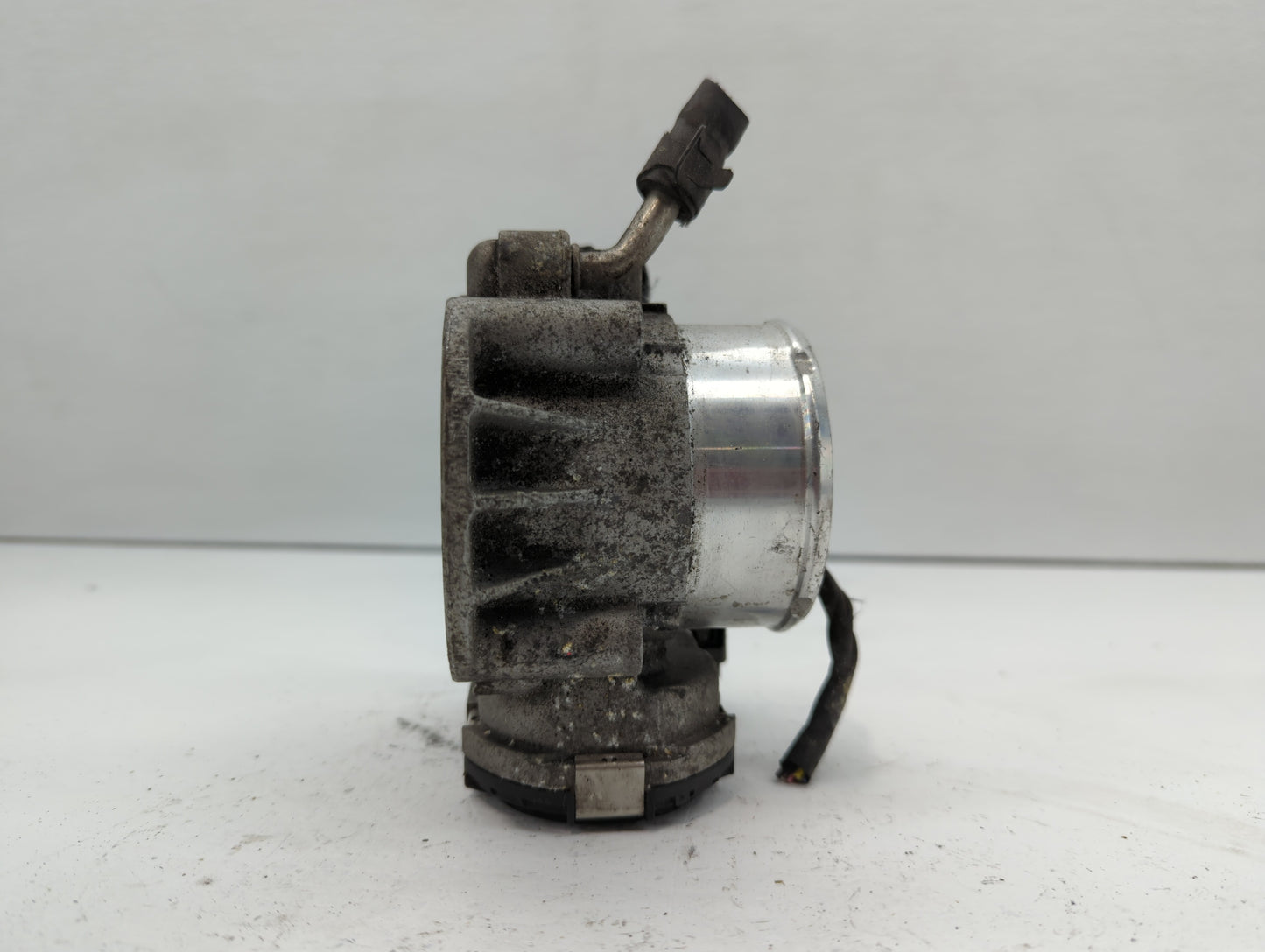 2011-2014 Hyundai Sonata Throttle Body P/N:35100-2G700 Fits Fits 2011 2012 2013 2014 2015 2016 OEM Used Auto Parts - Oemused