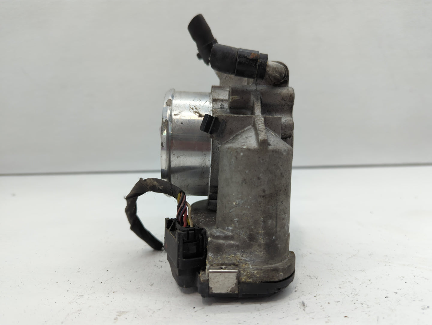 2011-2014 Hyundai Sonata Throttle Body P/N:35100-2G700 Fits Fits 2011 2012 2013 2014 2015 2016 OEM Used Auto Parts - Oemused