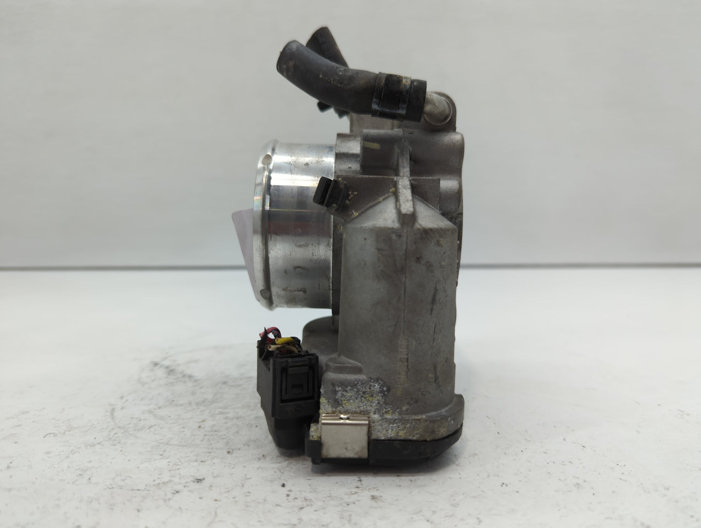 2011-2014 Hyundai Sonata Throttle Body P/N:35100-2G700 Fits Fits 2011 2012 2013 2014 2015 2016 OEM Used Auto Parts - Oemused