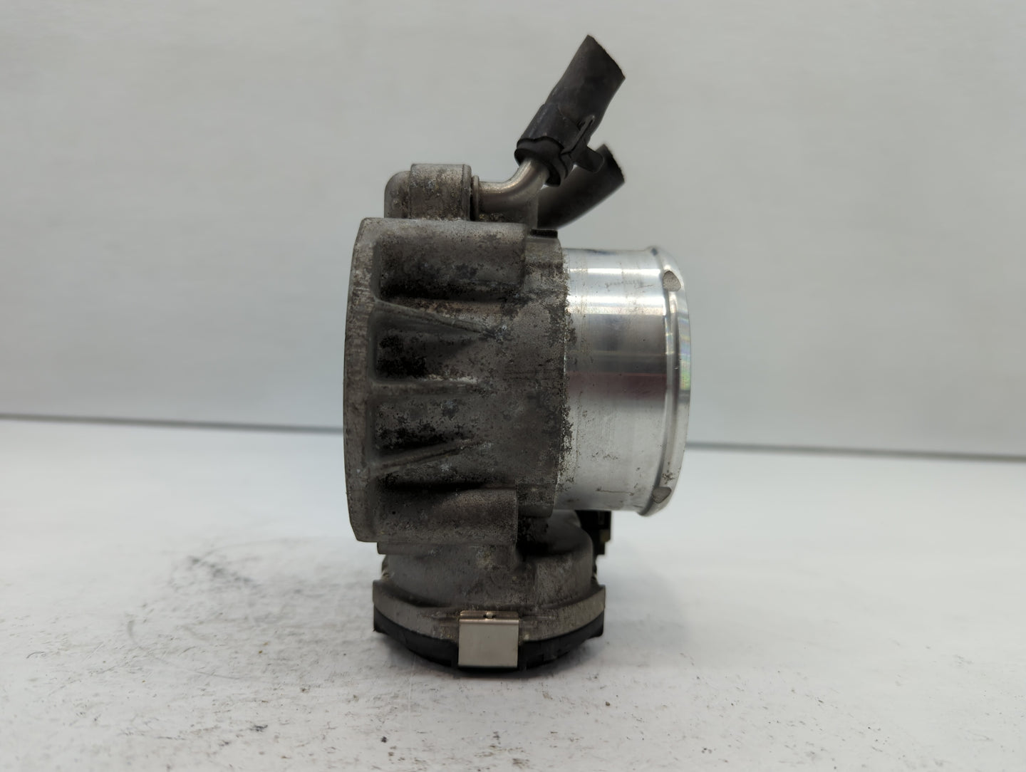 2011-2014 Hyundai Sonata Throttle Body P/N:35100-2G700 Fits Fits 2011 2012 2013 2014 2015 2016 OEM Used Auto Parts - Oemused
