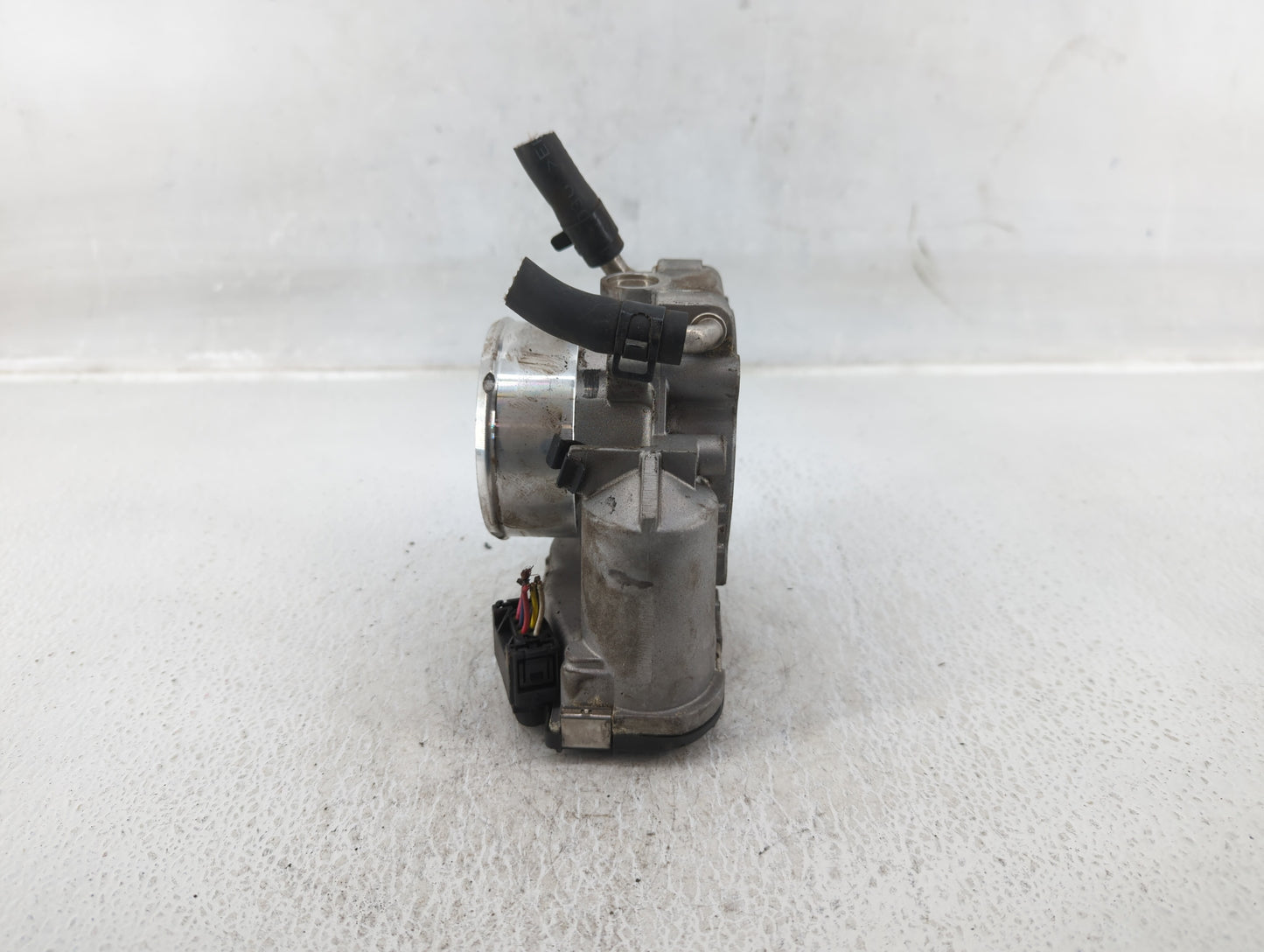 2011-2014 Hyundai Sonata Throttle Body P/N:35100-2C700 Fits Fits 2011 2012 2013 2014 2015 2016 OEM Used Auto Parts - Oemused