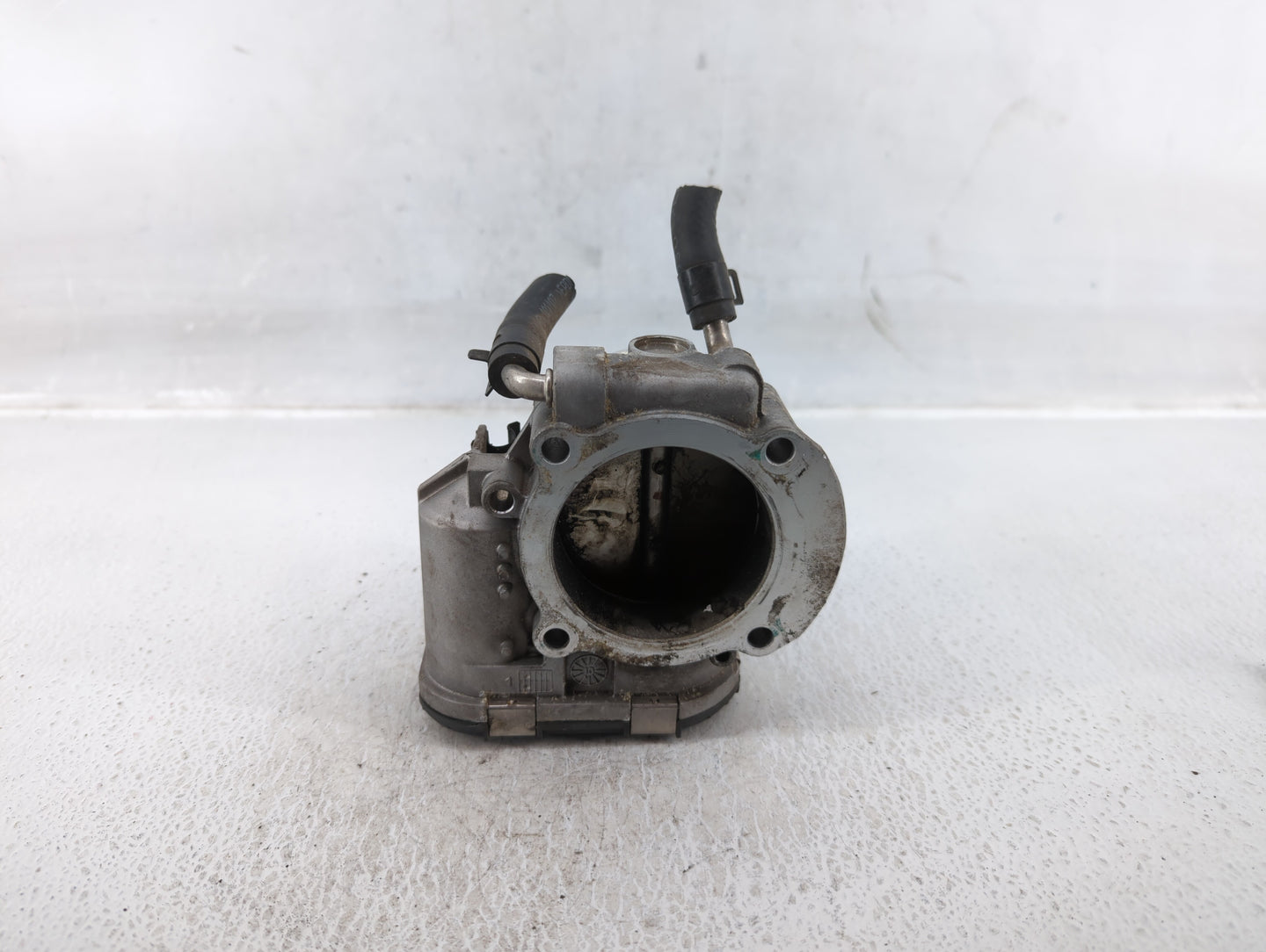 2011-2014 Hyundai Sonata Throttle Body P/N:35100-2C700 Fits Fits 2011 2012 2013 2014 2015 2016 OEM Used Auto Parts - Oemused