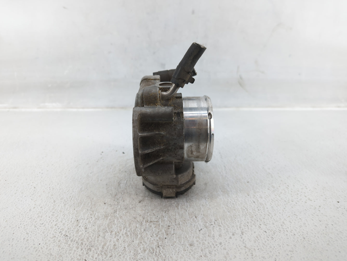 2011-2014 Hyundai Sonata Throttle Body P/N:35100-2C700 Fits Fits 2011 2012 2013 2014 2015 2016 OEM Used Auto Parts - Oemused