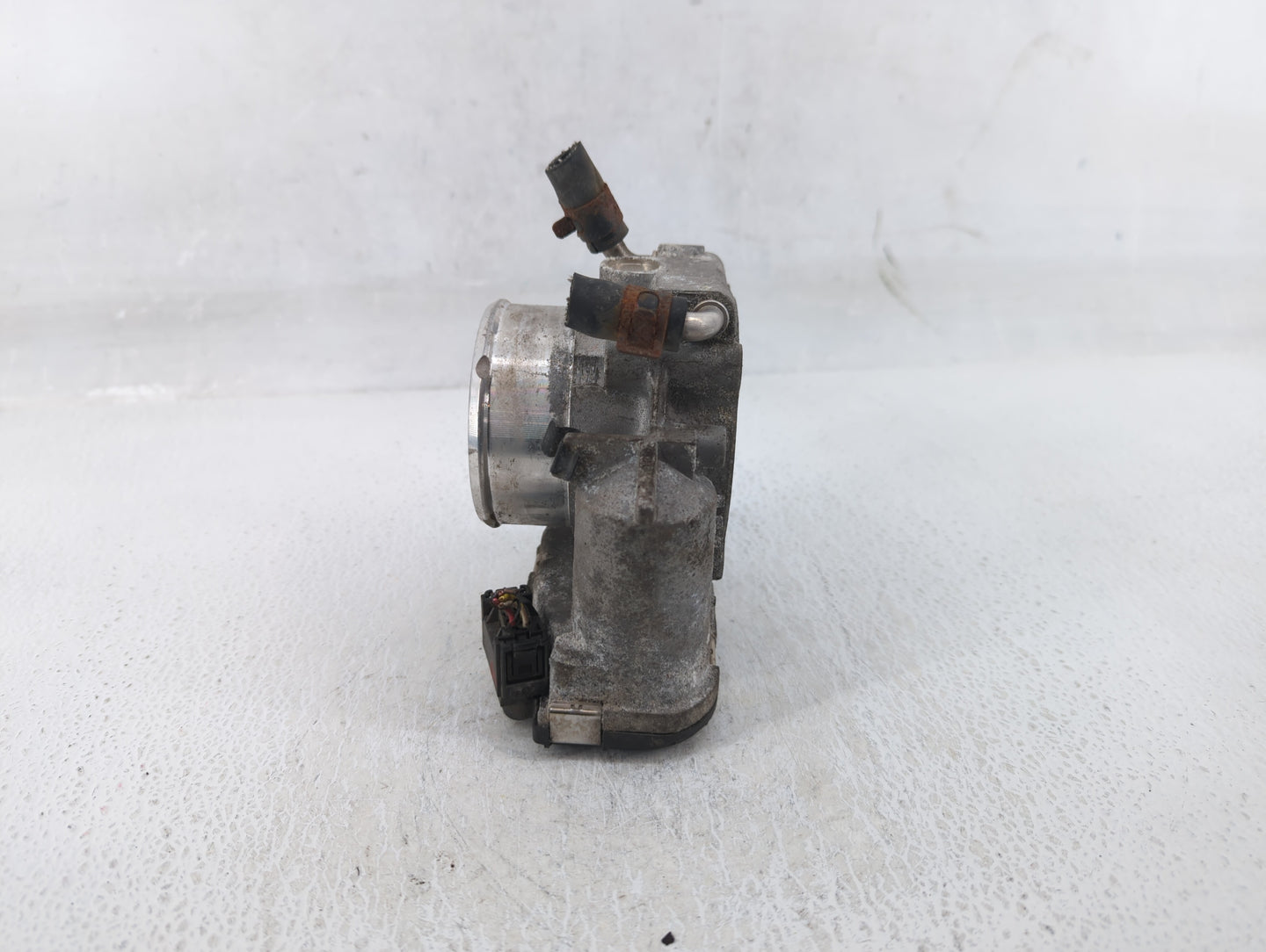 2011-2014 Hyundai Sonata Throttle Body P/N:35100-2G700 Fits Fits 2011 2012 2013 2014 2015 2016 OEM Used Auto Parts - Oemused