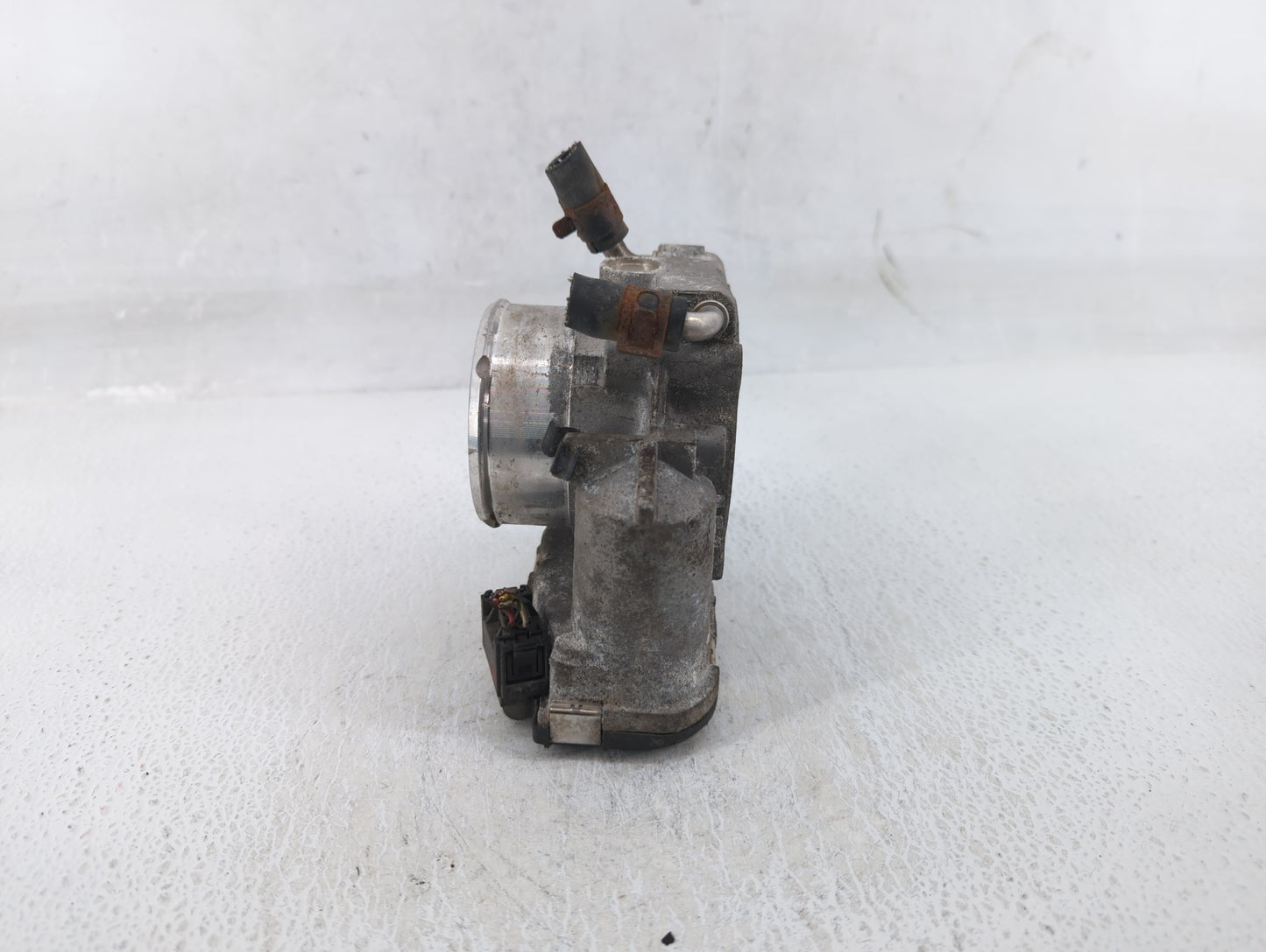 2011-2014 Hyundai Sonata Throttle Body P/N:35100-2G700 Fits Fits 2011 2012 2013 2014 2015 2016 OEM Used Auto Parts - Oemused