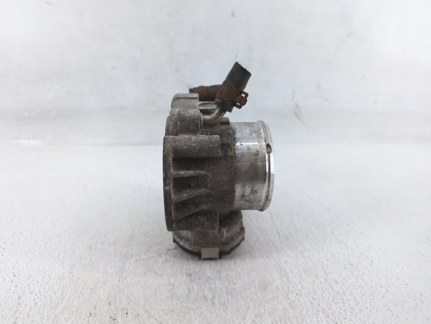 2011-2014 Hyundai Sonata Throttle Body P/N:35100-2G700 Fits Fits 2011 2012 2013 2014 2015 2016 OEM Used Auto Parts - Oemused
