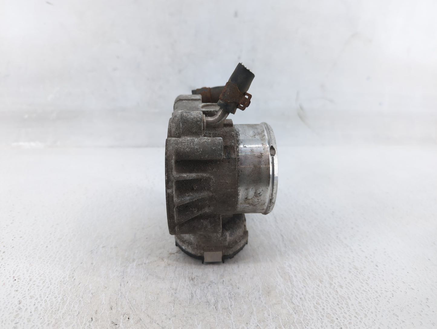 2011-2014 Hyundai Sonata Throttle Body P/N:35100-2G700 Fits Fits 2011 2012 2013 2014 2015 2016 OEM Used Auto Parts - Oemused