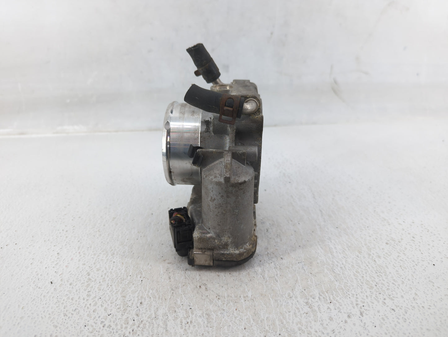 2011-2014 Hyundai Sonata Throttle Body P/N:35100-2G700 Fits Fits 2011 2012 2013 2014 2015 2016 OEM Used Auto Parts - Oemused