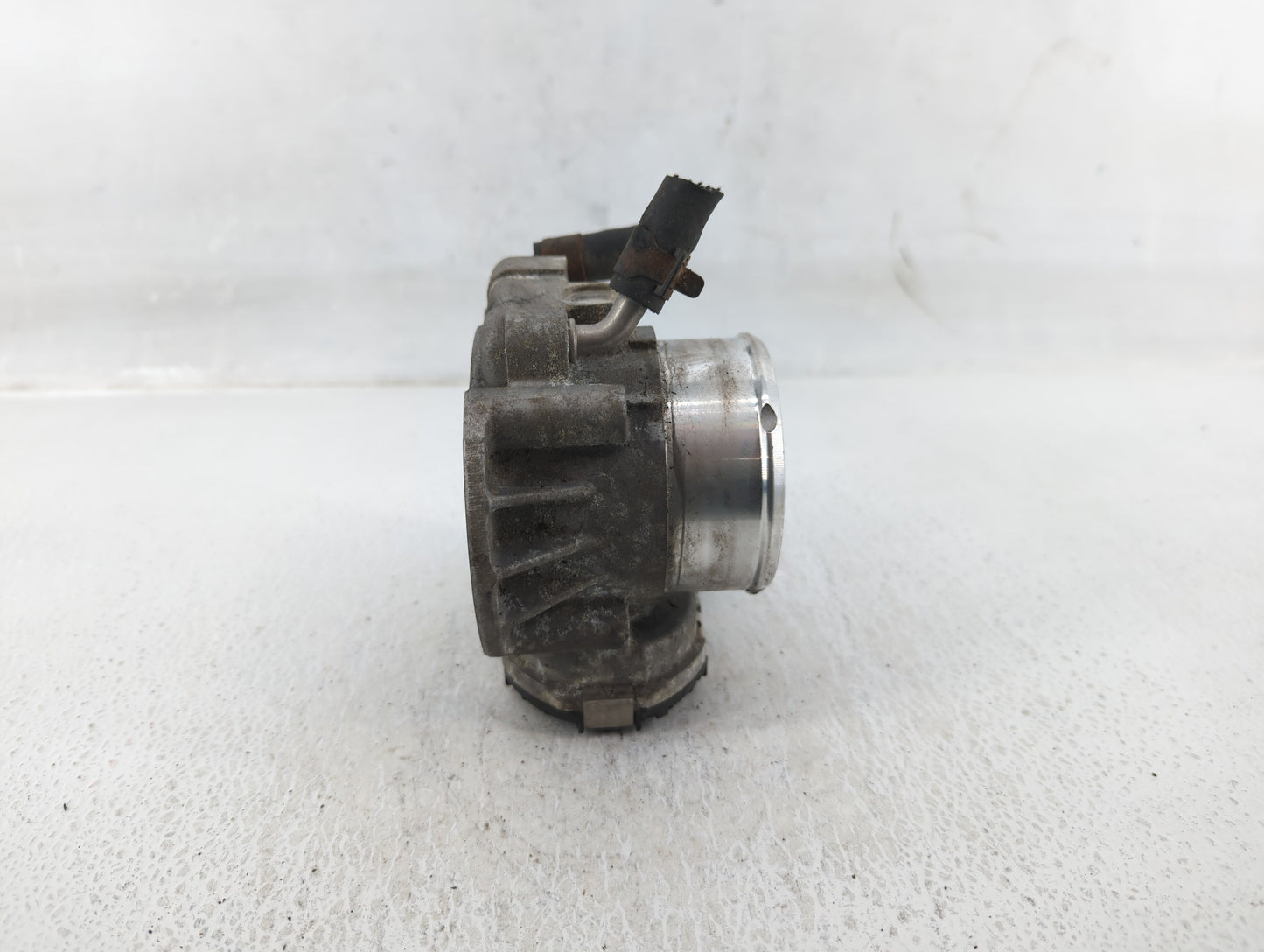 2011-2014 Hyundai Sonata Throttle Body P/N:35100-2G700 Fits Fits 2011 2012 2013 2014 2015 2016 OEM Used Auto Parts - Oemused