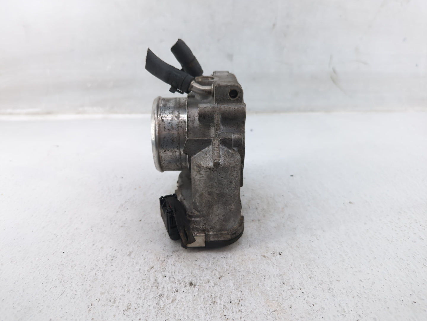 2011-2014 Hyundai Sonata Throttle Body P/N:35100-2G710 Fits Fits 2011 2012 2013 2014 2015 2016 OEM Used Auto Parts - Oemused