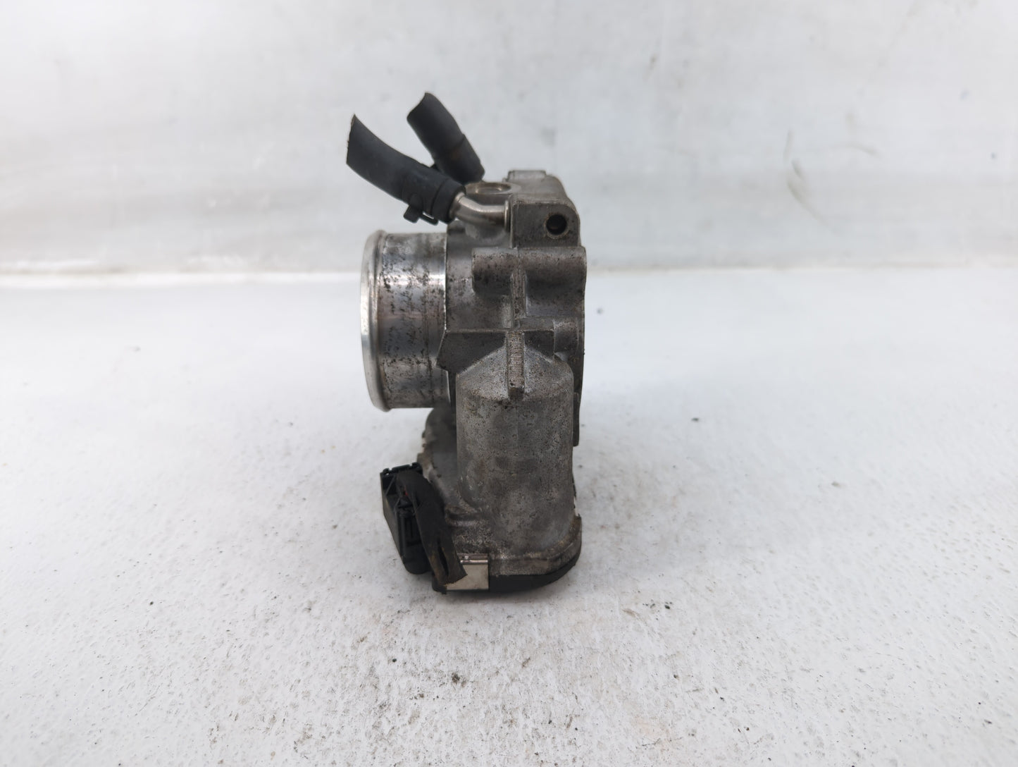 2011-2014 Hyundai Sonata Throttle Body P/N:35100-2G710 Fits Fits 2011 2012 2013 2014 2015 2016 OEM Used Auto Parts - Oemused