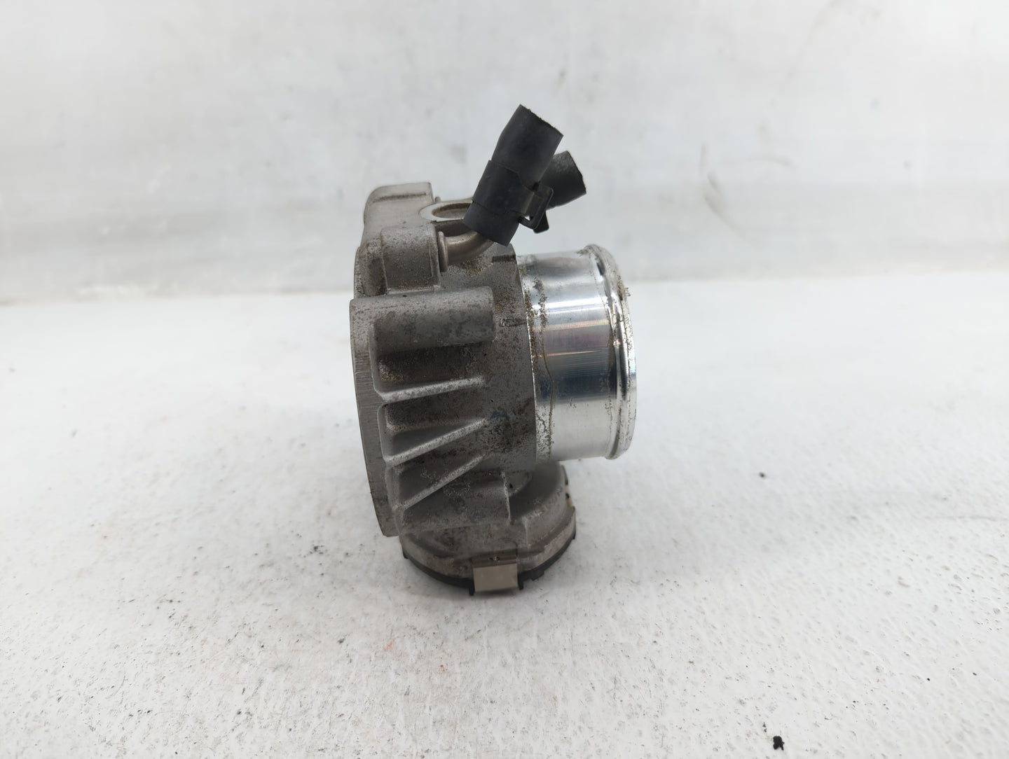 2011-2014 Hyundai Sonata Throttle Body P/N:35100-2G710 Fits Fits 2011 2012 2013 2014 2015 2016 OEM Used Auto Parts - Oemused