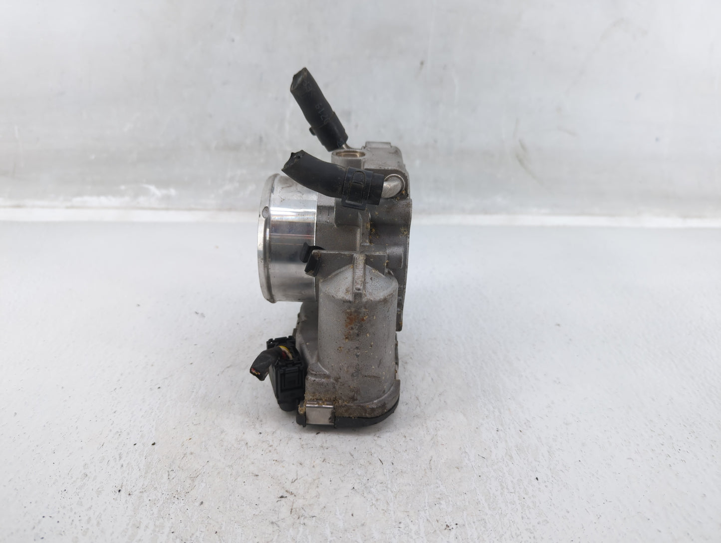 2011-2014 Hyundai Sonata Throttle Body P/N:35100-2G700 Fits Fits 2011 2012 2013 2014 2015 2016 OEM Used Auto Parts - Oemused