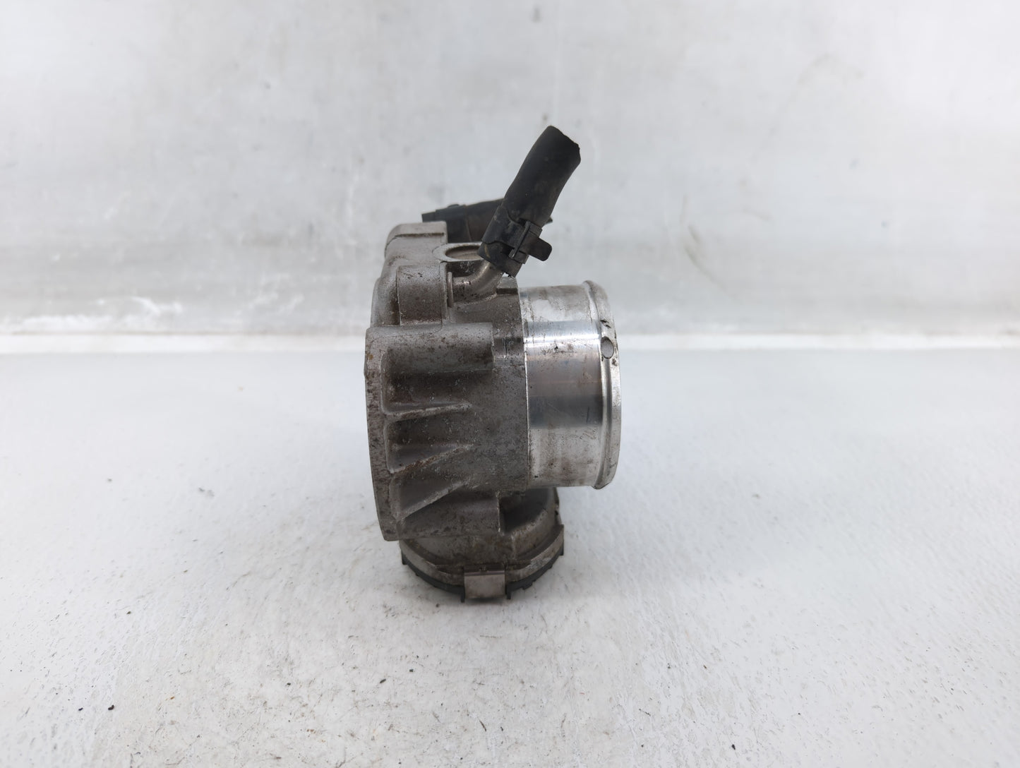 2011-2014 Hyundai Sonata Throttle Body P/N:35100-2G700 Fits Fits 2011 2012 2013 2014 2015 2016 OEM Used Auto Parts - Oemused