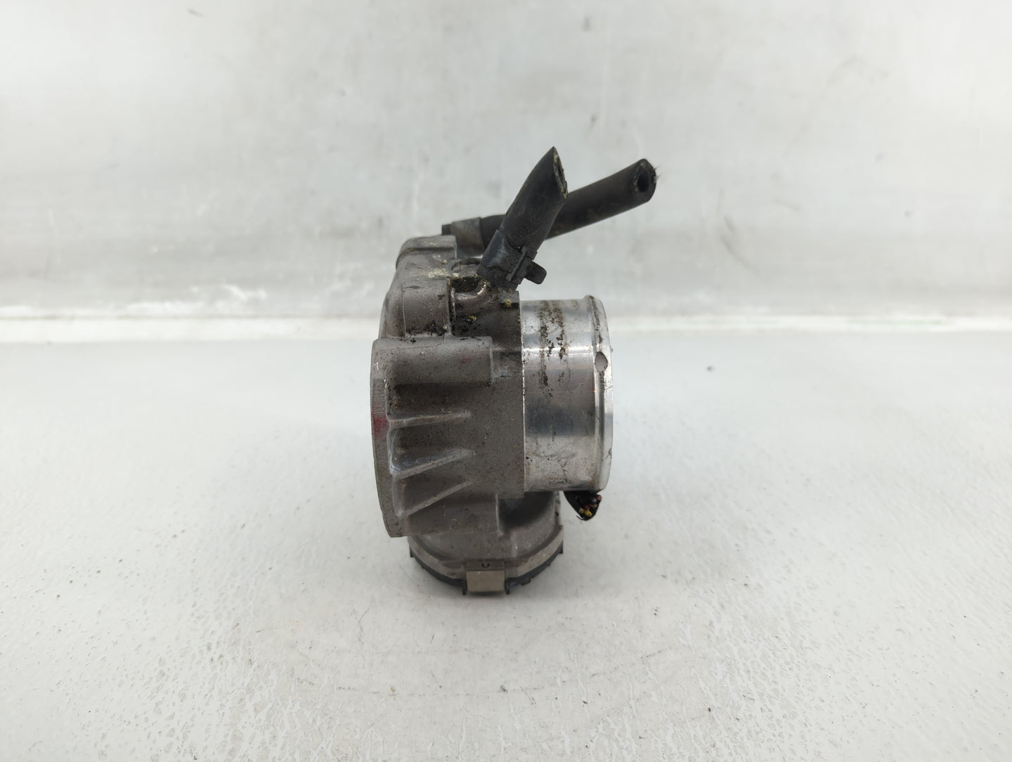 2011-2014 Hyundai Sonata Throttle Body P/N:35100-2G700 Fits Fits 2011 2012 2013 2014 2015 2016 OEM Used Auto Parts - Oemused