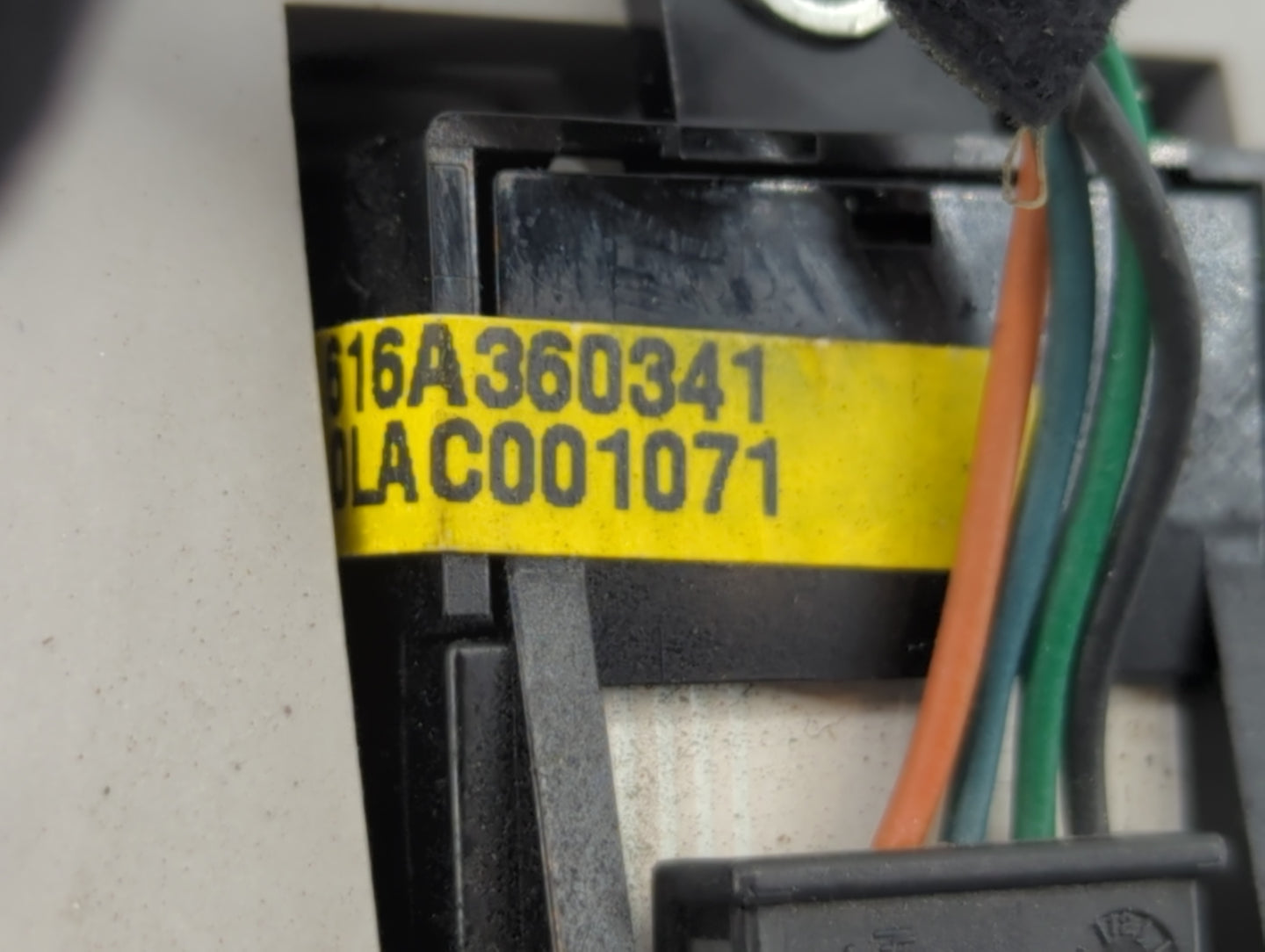 2011-2013 Hyundai Sonata Overhead Roof Console 585831 - Oemusedautoparts1.com