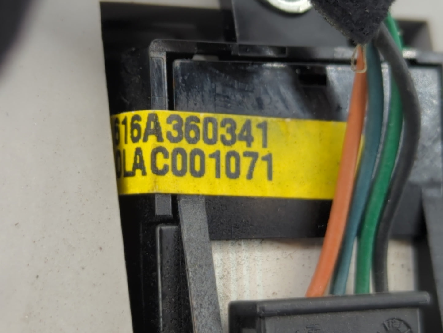 2011-2013 Hyundai Sonata Overhead Roof Console 585831 - Oemusedautoparts1.com