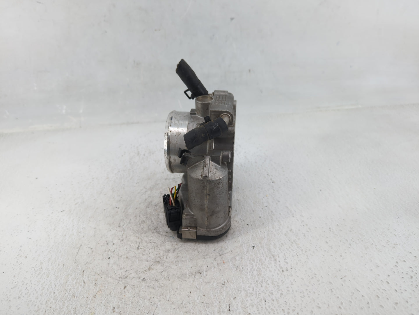 2011-2015 Hyundai Sonata Throttle Body P/N:35100-2G800 Fits Fits 2011 2012 2013 2014 2015 2016 OEM Used Auto Parts - Oemused