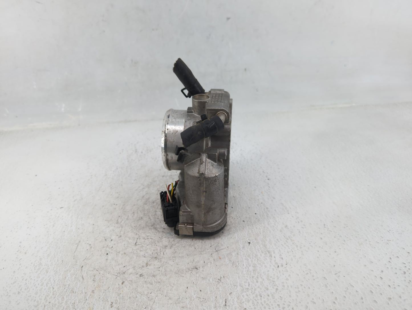 2011-2015 Hyundai Sonata Throttle Body P/N:35100-2G800 Fits Fits 2011 2012 2013 2014 2015 2016 OEM Used Auto Parts - Oemused