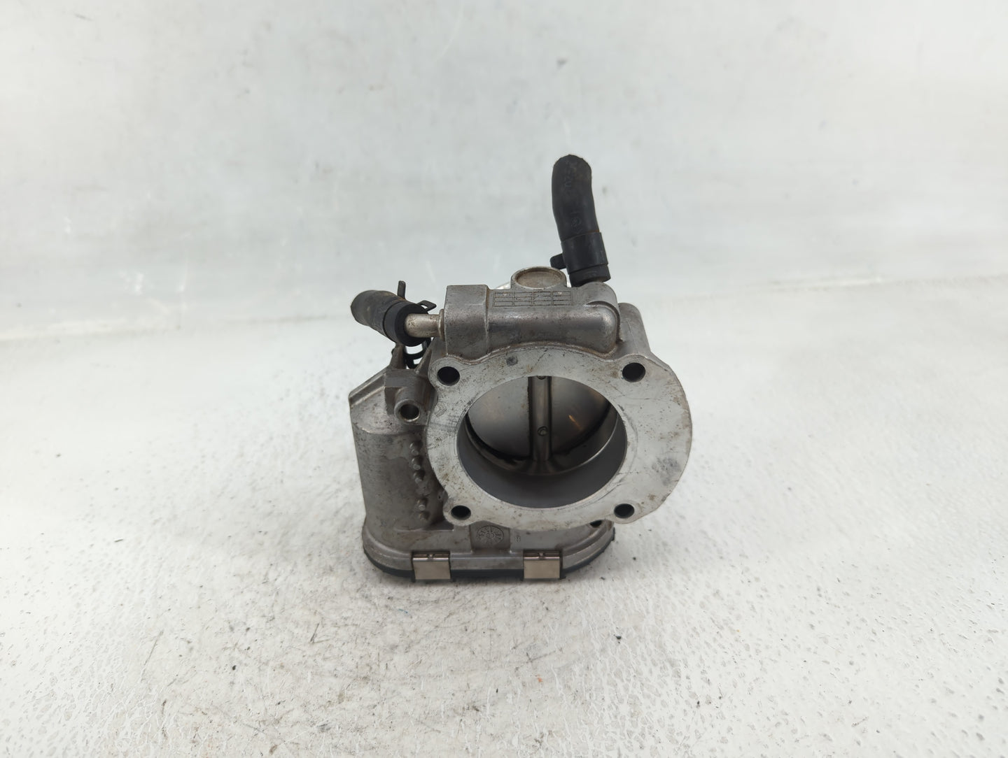 2011-2015 Hyundai Sonata Throttle Body P/N:35100-2G800 Fits Fits 2011 2012 2013 2014 2015 2016 OEM Used Auto Parts - Oemused