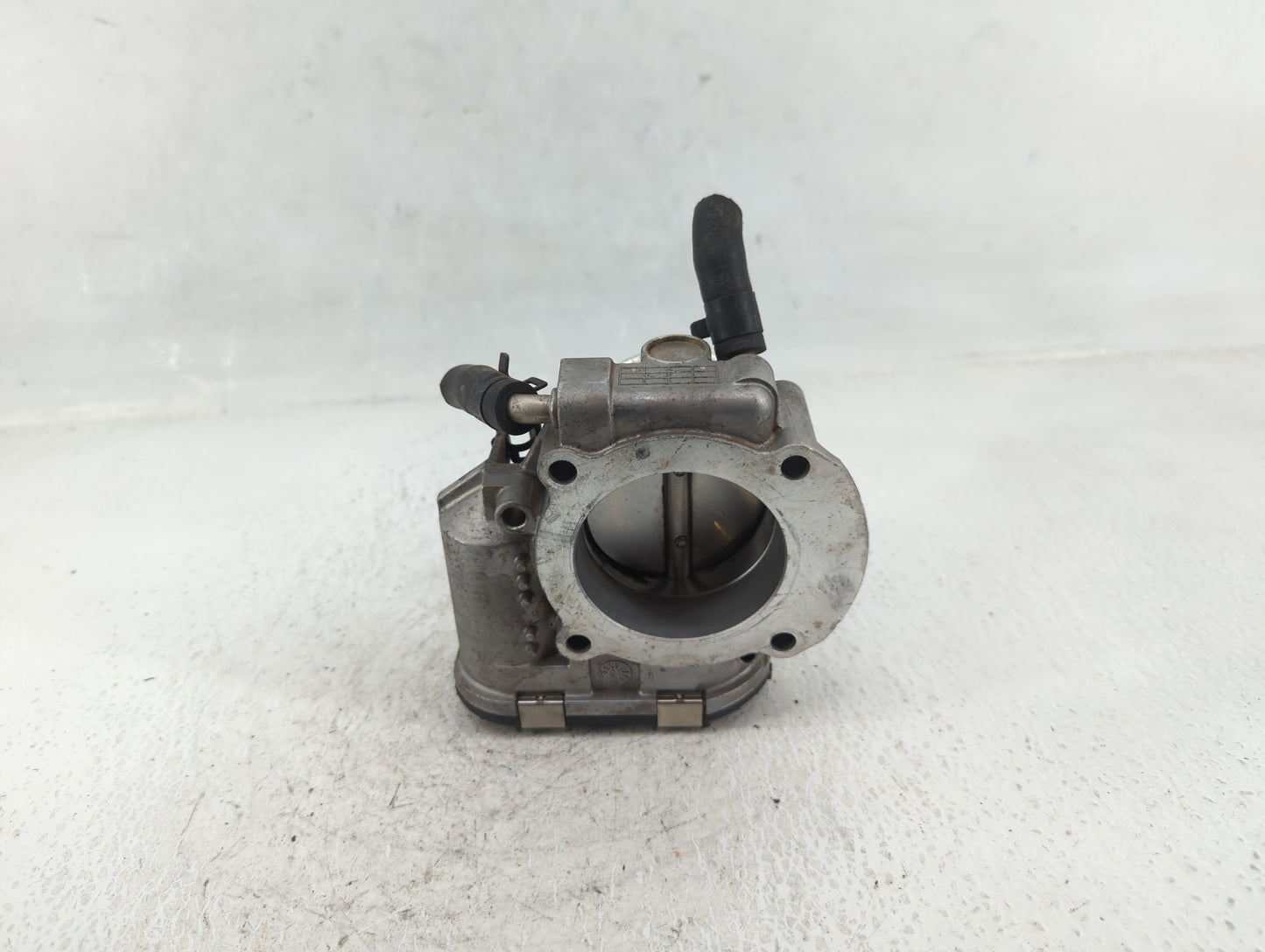 2011-2015 Hyundai Sonata Throttle Body P/N:35100-2G800 Fits Fits 2011 2012 2013 2014 2015 2016 OEM Used Auto Parts - Oemused