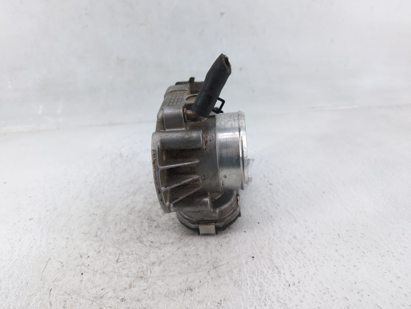 2011-2015 Hyundai Sonata Throttle Body P/N:35100-2G800 Fits Fits 2011 2012 2013 2014 2015 2016 OEM Used Auto Parts - Oemused