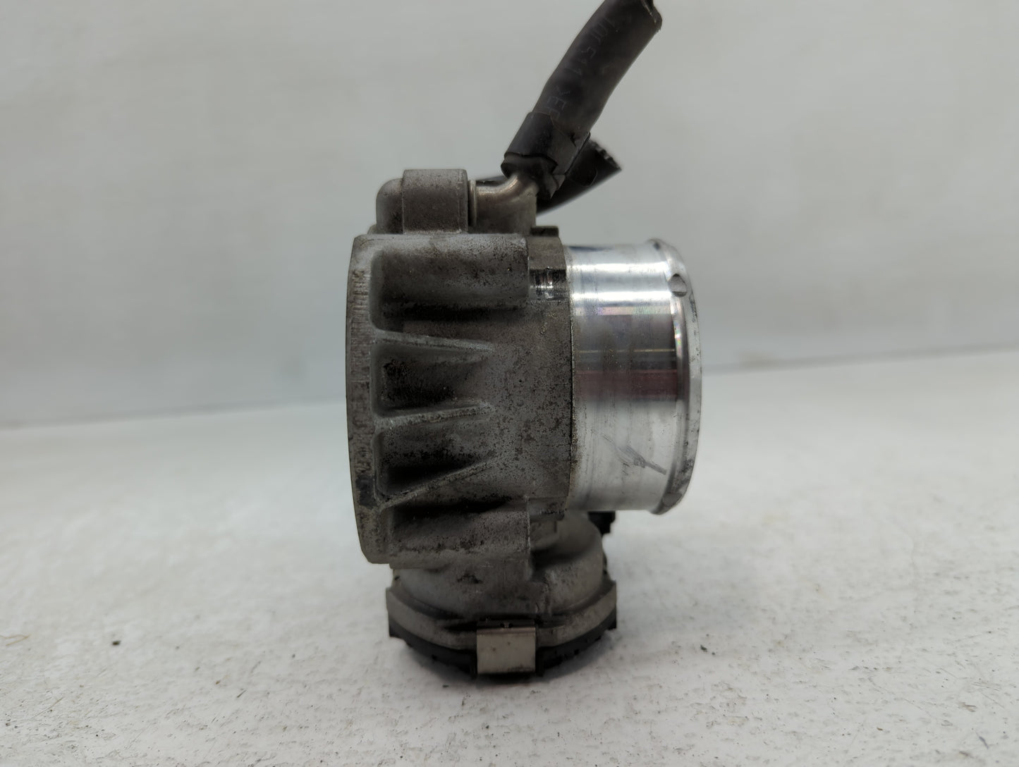 2011-2014 Hyundai Sonata Throttle Body P/N:35100-2G700 Fits Fits 2011 2012 2013 2014 2015 2016 OEM Used Auto Parts - Oemused