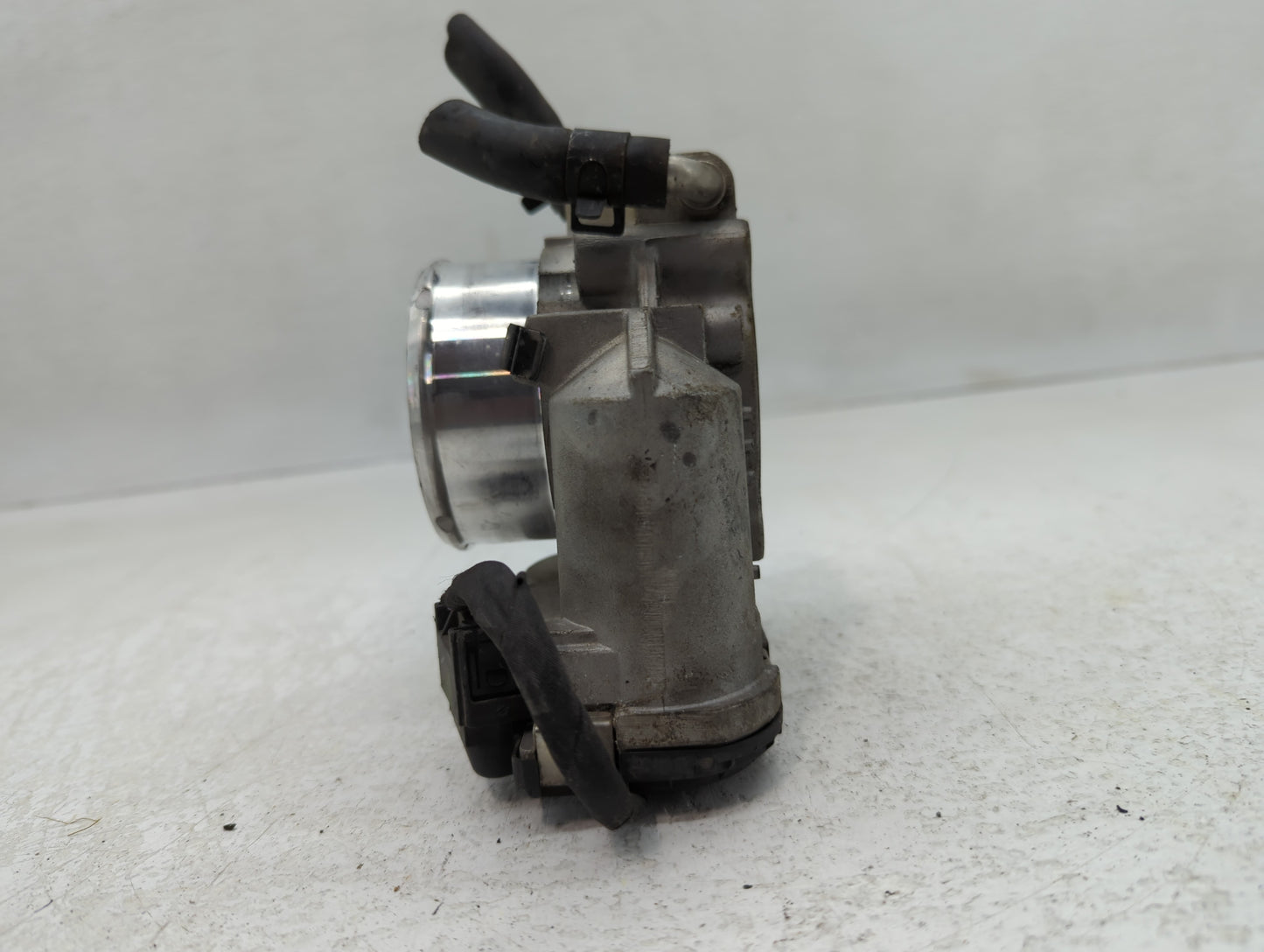 2011-2014 Hyundai Sonata Throttle Body P/N:35100-2G700 Fits Fits 2011 2012 2013 2014 2015 2016 OEM Used Auto Parts - Oemused