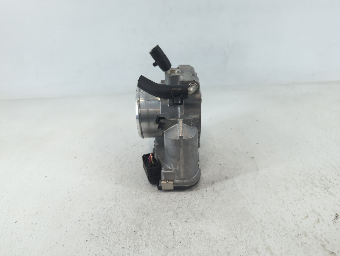 2011-2014 Hyundai Sonata Throttle Body P/N:35100-2G700 Fits Fits 2011 2012 2013 2014 2015 2016 OEM Used Auto Parts - Oemused