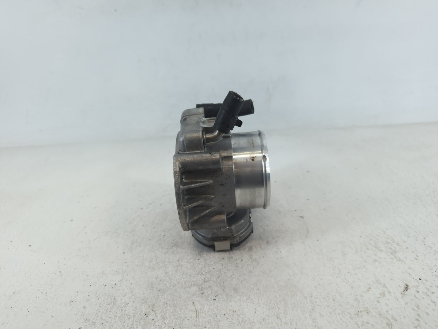 2011-2014 Hyundai Sonata Throttle Body P/N:35100-2G700 Fits Fits 2011 2012 2013 2014 2015 2016 OEM Used Auto Parts - Oemused