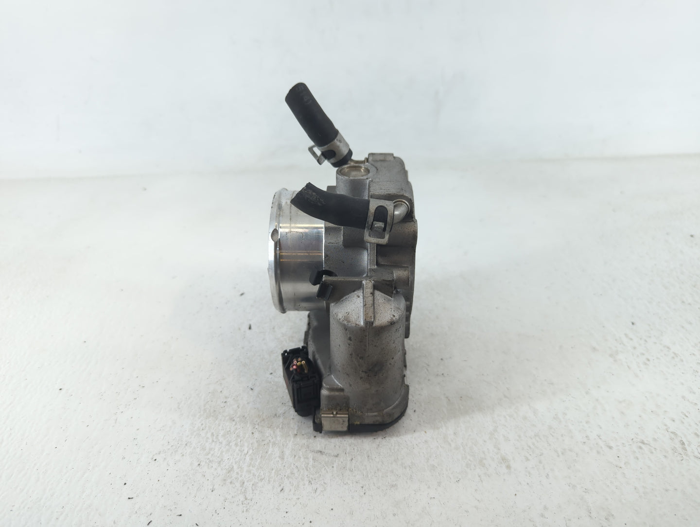 2011-2014 Hyundai Sonata Throttle Body P/N:35100-2G700 Fits Fits 2011 2012 2013 2014 2015 2016 OEM Used Auto Parts - Oemused