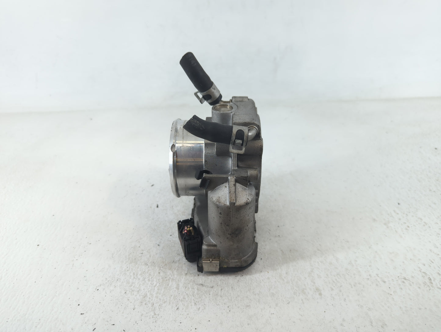 2011-2014 Hyundai Sonata Throttle Body P/N:35100-2G700 Fits Fits 2011 2012 2013 2014 2015 2016 OEM Used Auto Parts - Oemused