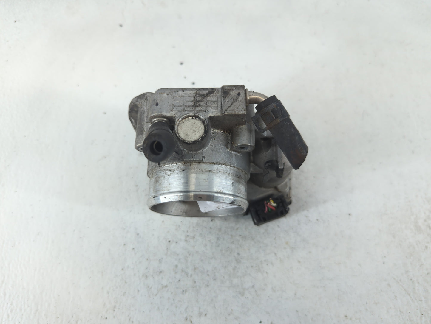 2011-2015 Hyundai Sonata Throttle Body P/N:35100-2G800 Fits Fits 2011 2012 2013 2014 2015 2016 OEM Used Auto Parts - Oemused