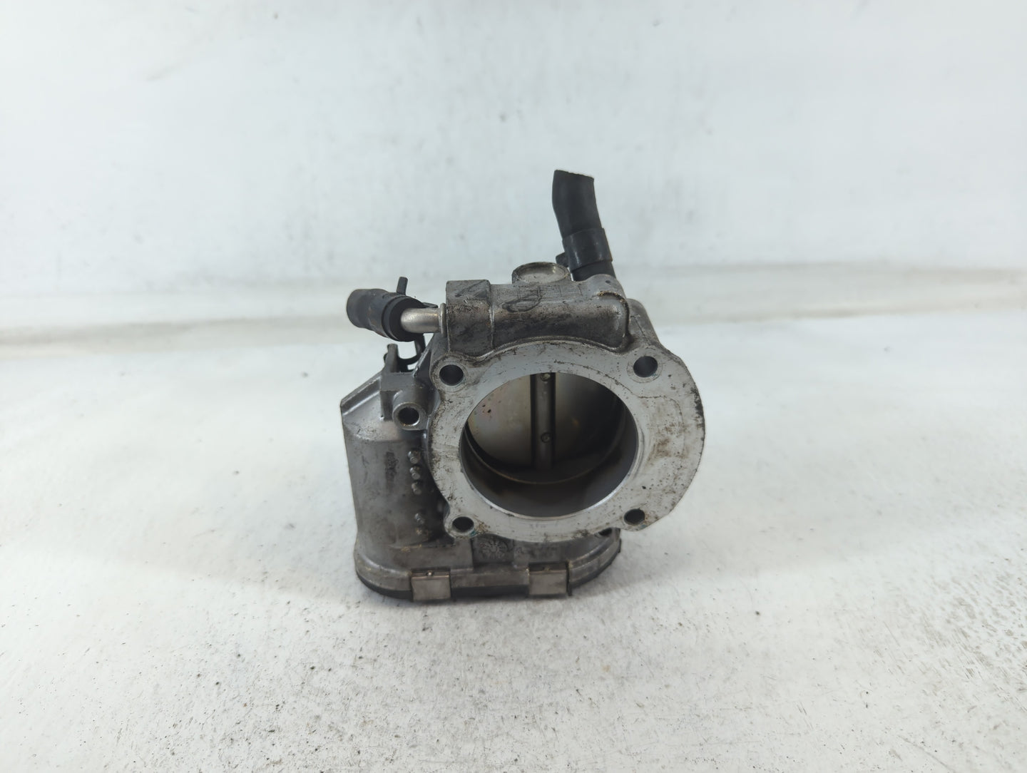 2011-2015 Hyundai Sonata Throttle Body P/N:35100-2G800 Fits Fits 2011 2012 2013 2014 2015 2016 OEM Used Auto Parts - Oemused