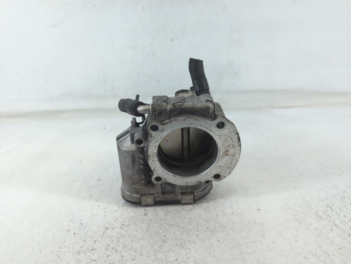2011-2015 Hyundai Sonata Throttle Body P/N:35100-2G800 Fits Fits 2011 2012 2013 2014 2015 2016 OEM Used Auto Parts - Oemused