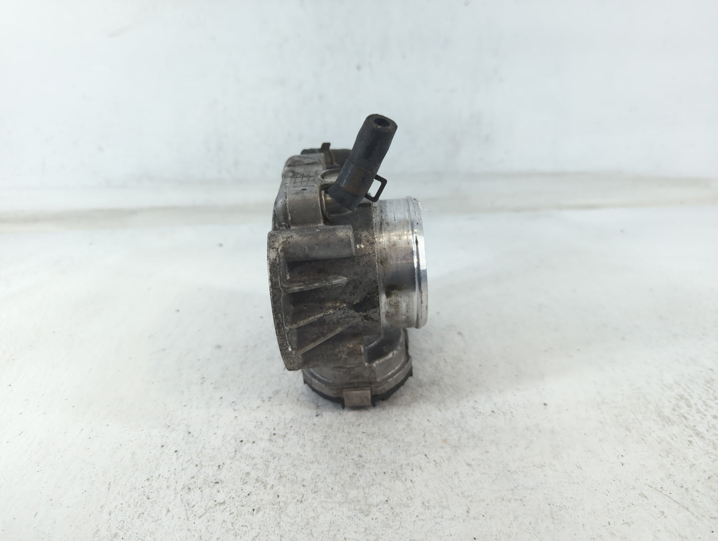 2011-2015 Hyundai Sonata Throttle Body P/N:35100-2G800 Fits Fits 2011 2012 2013 2014 2015 2016 OEM Used Auto Parts - Oemused