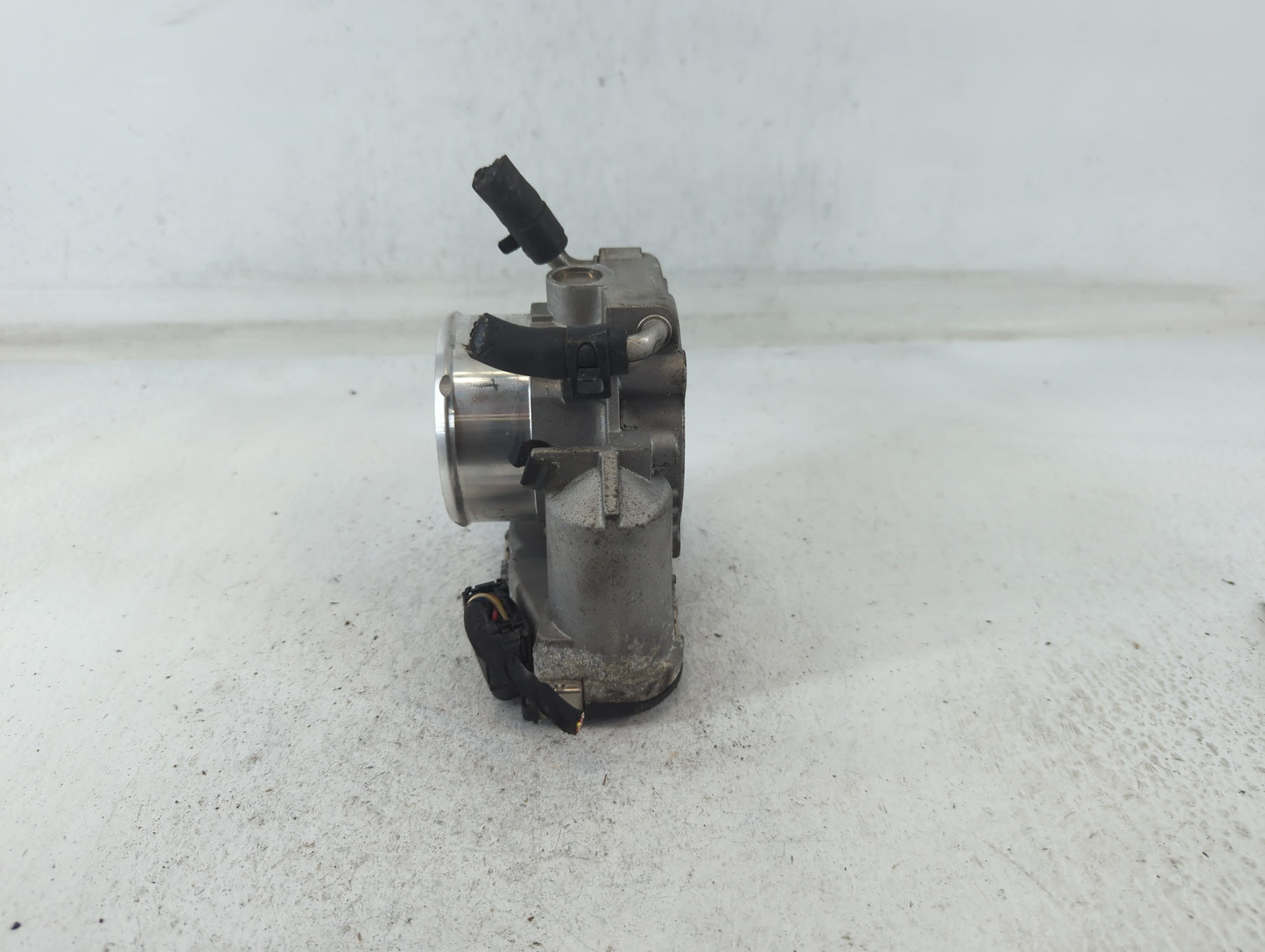 2011-2014 Hyundai Sonata Throttle Body P/N:35100-2G700 Fits Fits 2011 2012 2013 2014 2015 2016 OEM Used Auto Parts - Oemused