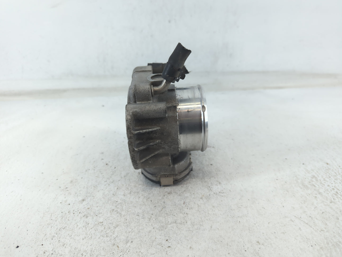 2011-2014 Hyundai Sonata Throttle Body P/N:35100-2G700 Fits Fits 2011 2012 2013 2014 2015 2016 OEM Used Auto Parts - Oemused