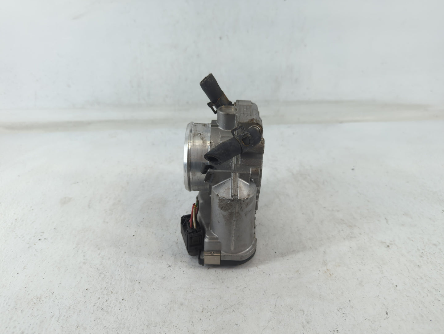 2011-2015 Hyundai Sonata Throttle Body P/N:35100-2G800 Fits Fits 2011 2012 2013 2014 2015 2016 OEM Used Auto Parts - Oemused