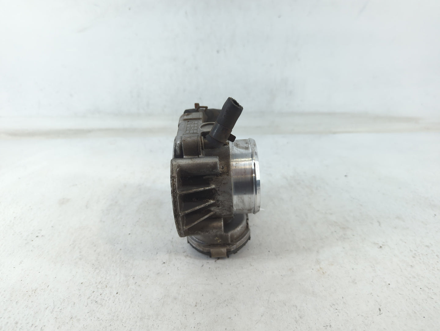 2011-2015 Hyundai Sonata Throttle Body P/N:35100-2G800 Fits Fits 2011 2012 2013 2014 2015 2016 OEM Used Auto Parts - Oemused