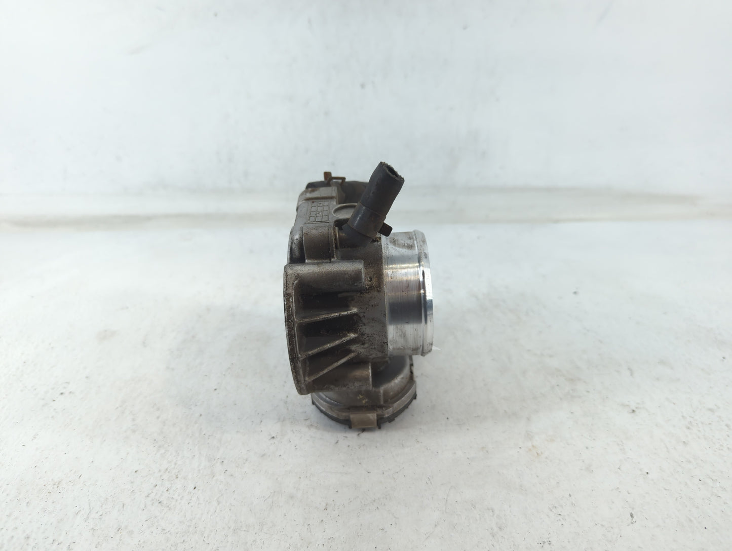 2011-2015 Hyundai Sonata Throttle Body P/N:35100-2G800 Fits Fits 2011 2012 2013 2014 2015 2016 OEM Used Auto Parts - Oemused