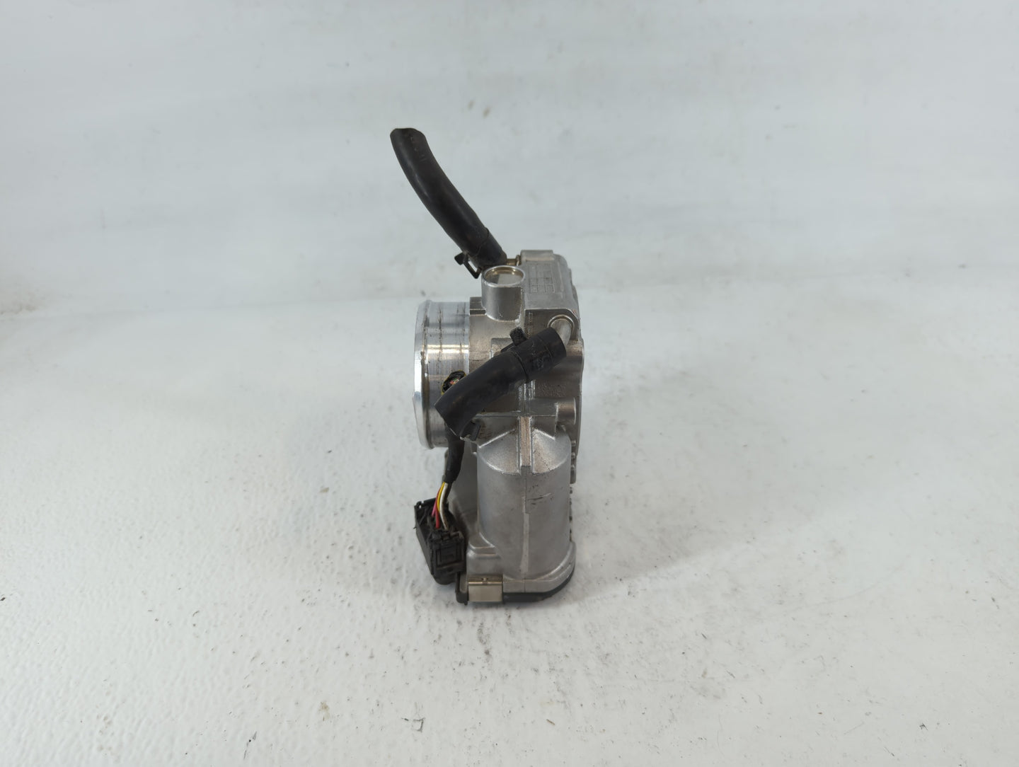 2011-2015 Hyundai Sonata Throttle Body P/N:35100-2G800 Fits Fits 2011 2012 2013 2014 2015 2016 OEM Used Auto Parts - Oemused
