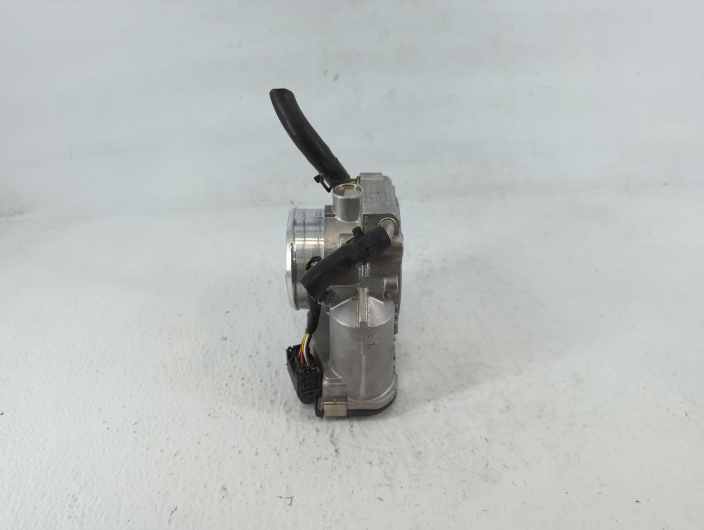 2011-2015 Hyundai Sonata Throttle Body P/N:35100-2G800 Fits Fits 2011 2012 2013 2014 2015 2016 OEM Used Auto Parts - Oemused