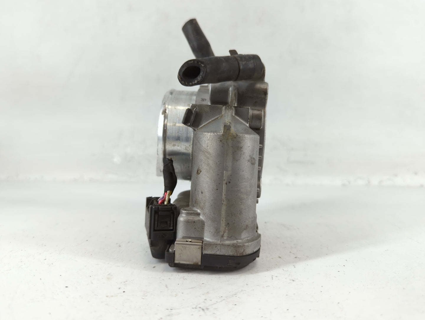 2011-2014 Hyundai Sonata Throttle Body P/N:35100-2G800 Fits Fits 2011 2012 2013 2014 2015 2016 OEM Used Auto Parts - Oemused