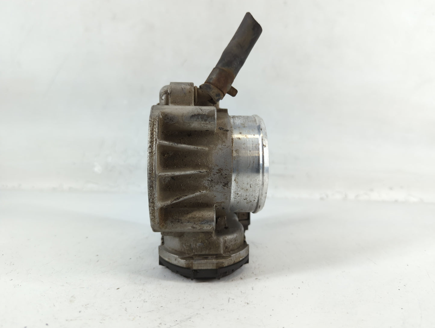 2011-2014 Hyundai Sonata Throttle Body P/N:35100-2G800 Fits Fits 2011 2012 2013 2014 2015 2016 OEM Used Auto Parts - Oemused