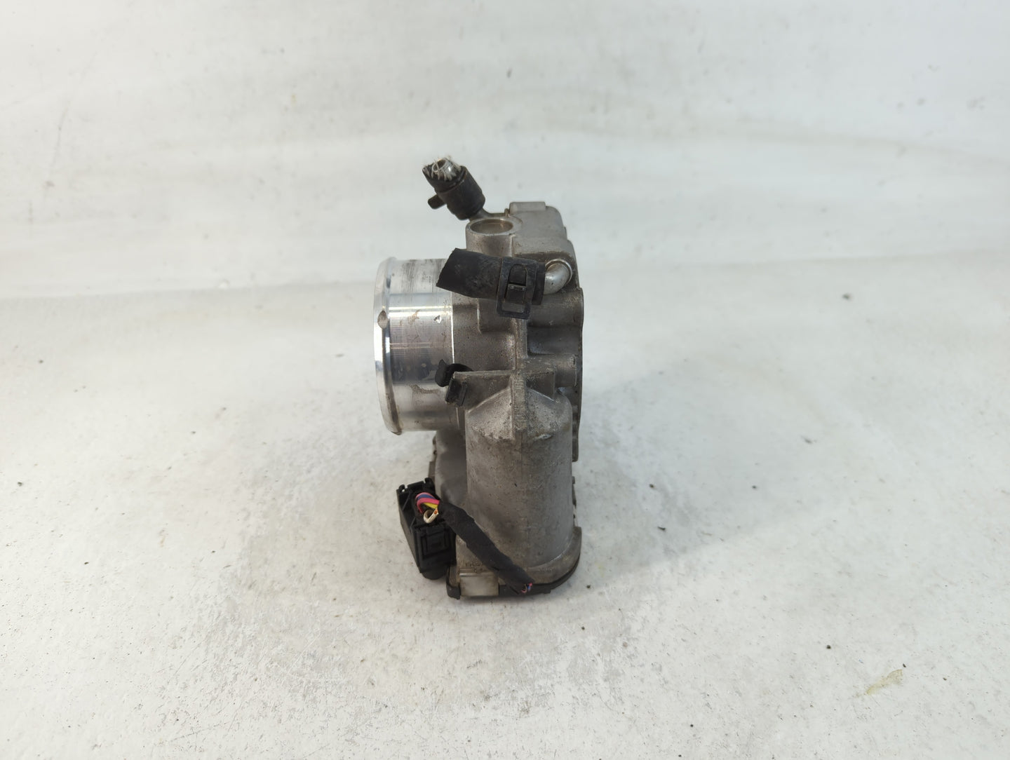 2011-2014 Hyundai Sonata Throttle Body P/N:35100-2G700 Fits Fits 2011 2012 2013 2014 2015 2016 OEM Used Auto Parts - Oemused