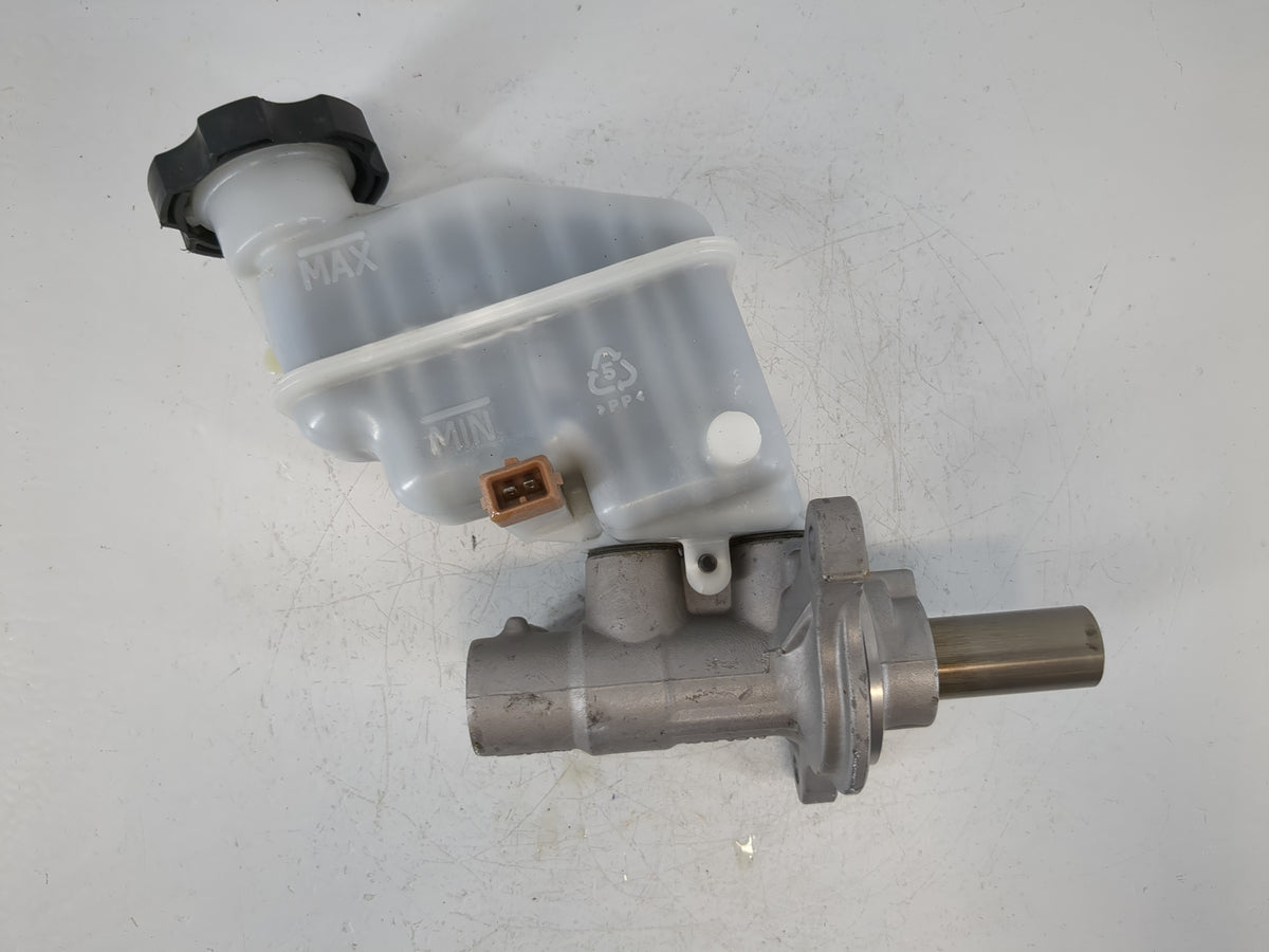 2011-2014 Hyundai Sonata Brake Master Cylinder 864095 - Oemusedautoparts1.com