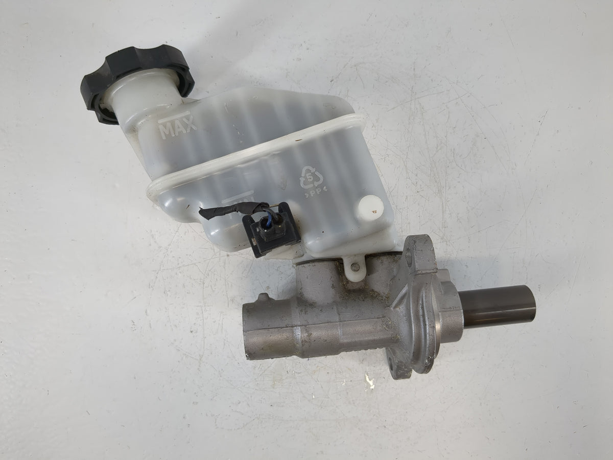 2011-2014 Hyundai Sonata Brake Master Cylinder 864523 - Oemusedautoparts1.com