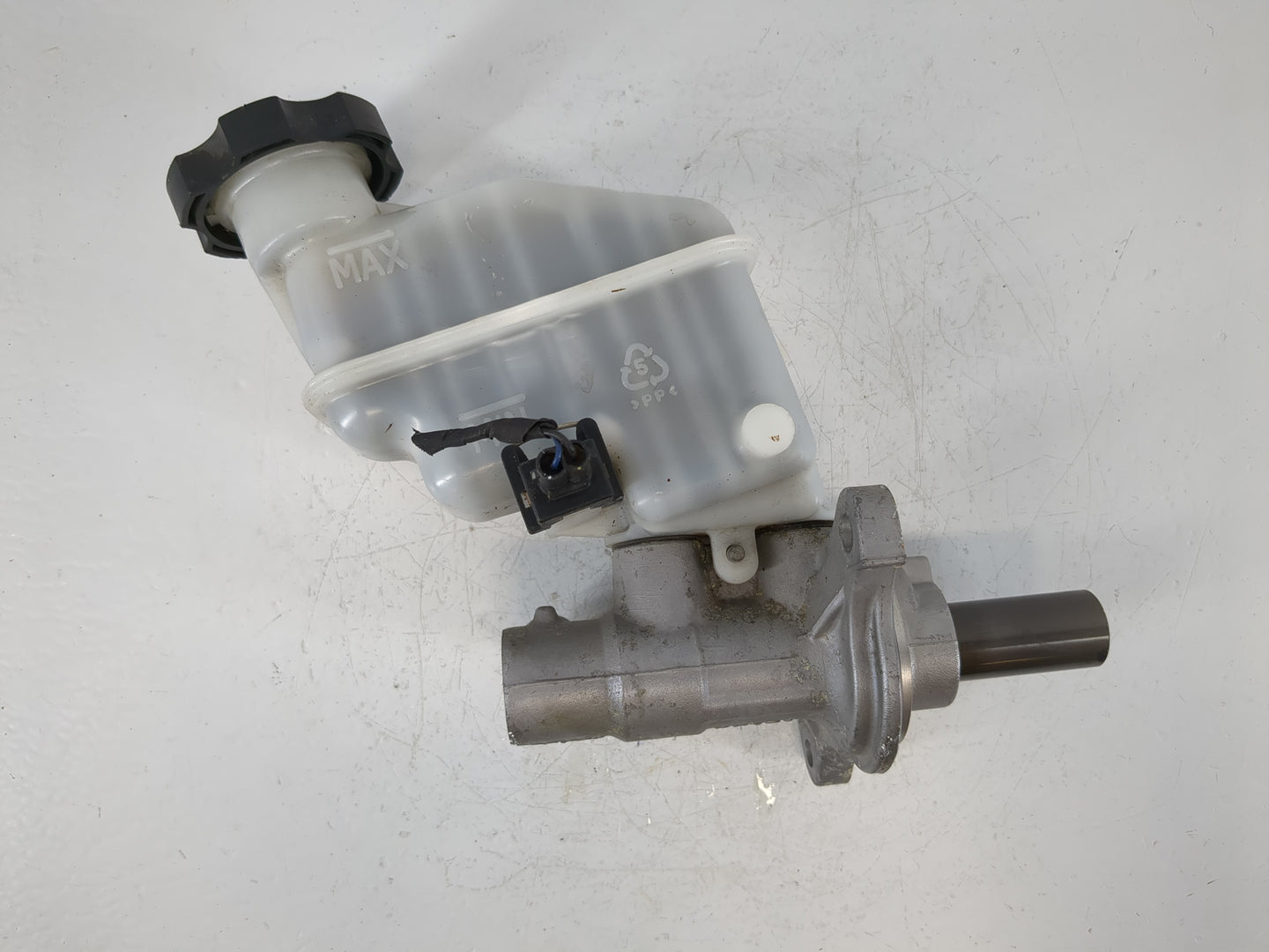 2011-2014 Hyundai Sonata Brake Master Cylinder - Oemusedautoparts1.com